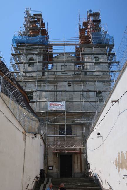 Čelná fasáda kostola počas obnovy veží kostola, zdroj : Dekan farnosti Patrik Sojčák