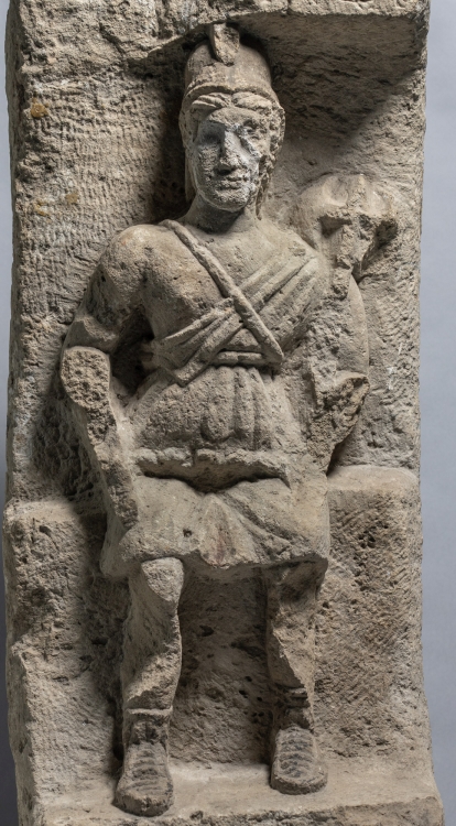 06 – Hľadaná kamenná stéla bohyne Baltis (web: http://lupa.at/7029/photos/3 © Wien - Kunsthistorisches Museum, Foto: Ortolf Harl 2019 November – č. 7029-03)
