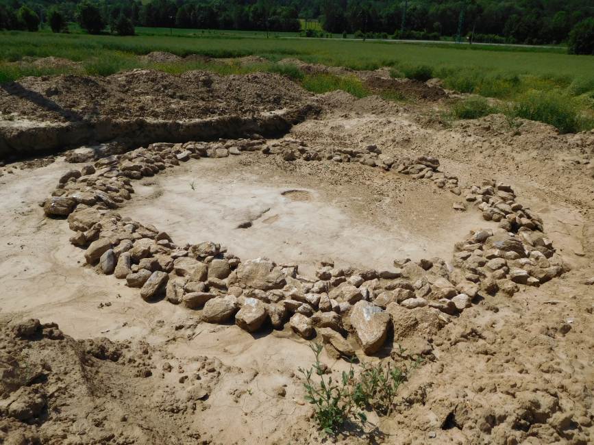 02 Zvyšky obvodového kamenného prstenca jednej z deštruovaných mohýl, zdroj: archív KPÚ TN