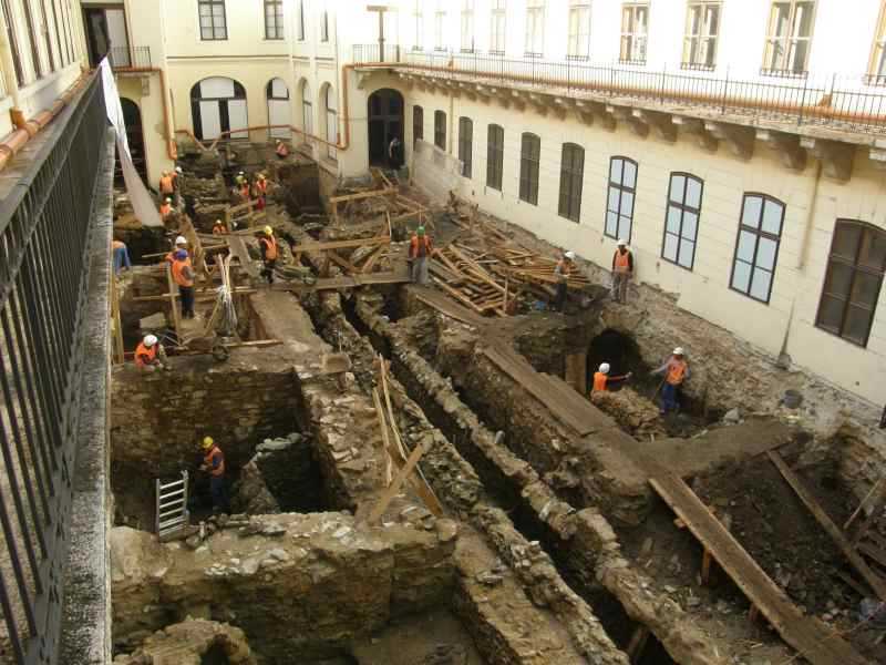 Archeologické nálezy z výskumu vo dvore Východoslovenskej galérie: Košice, Hlavná 27, bývalý Župný dom.Archeologické nálezy z výskumu vo dvore Východoslovenskej galérie: Košice, Hlavná 27, bývalý Župný dom.