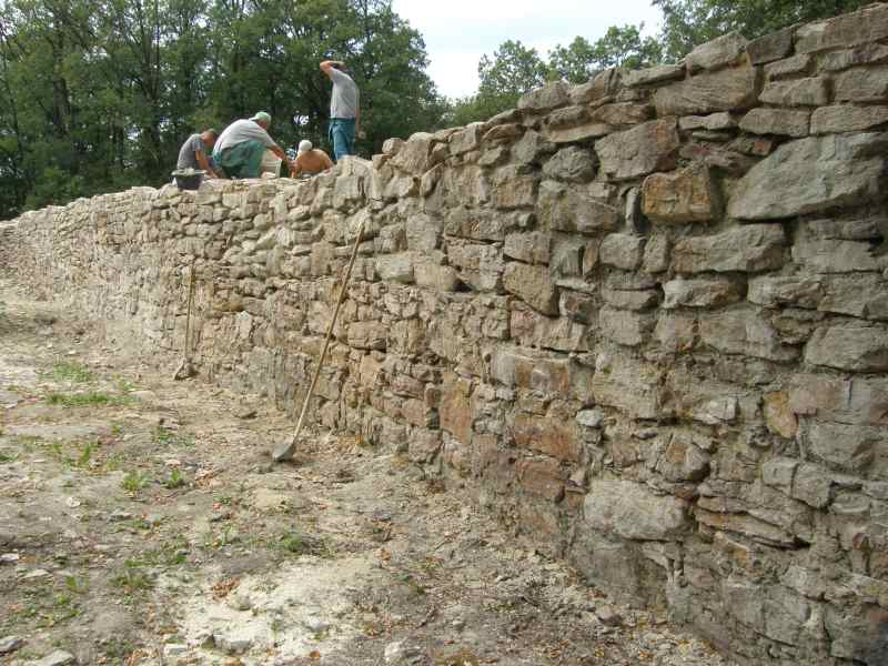 Košice, NKP – hrad na vrchu Hradová; projekt EHMK, práce na obnove severného úseku hradieb - škárovanie, konzervovanie a stabilizácia koruny muriva