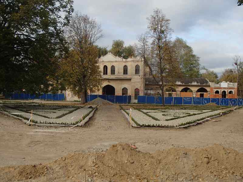 Od augusta prebieha obnova Korčuliarskeho pavilónu v Mestskom parku, s doplnením asanovaných vežičiek a striech, podľa výsledkov výskumu