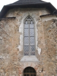 Plešivec - rekonštrukcia stredovekého okna východného uzáveru presbytéria