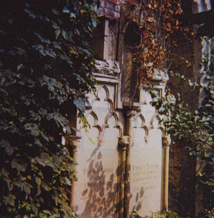 16 – Košice, ev. cintorín: zaniknuté náhrobky (detail); súkr. fotoarchív J. Tancsáka, Košice