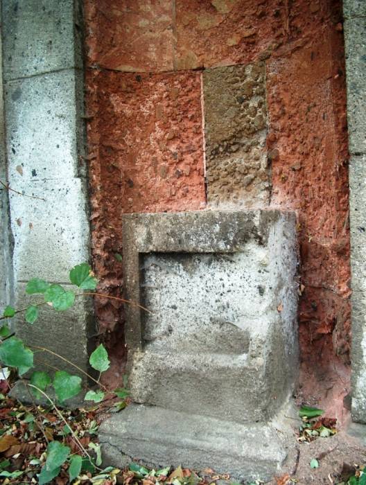 24 - Košice, ev. cintorín – fragmenty náhrobkov; foto: J. Gembický, KPÚ Košice