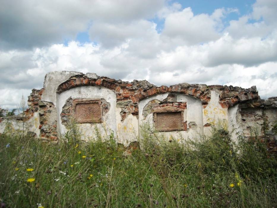 25 - Košice, ev. cintorín– ohradný múr, fragmenty s tabuľami; foto: J. Gembický, KPÚ Košice