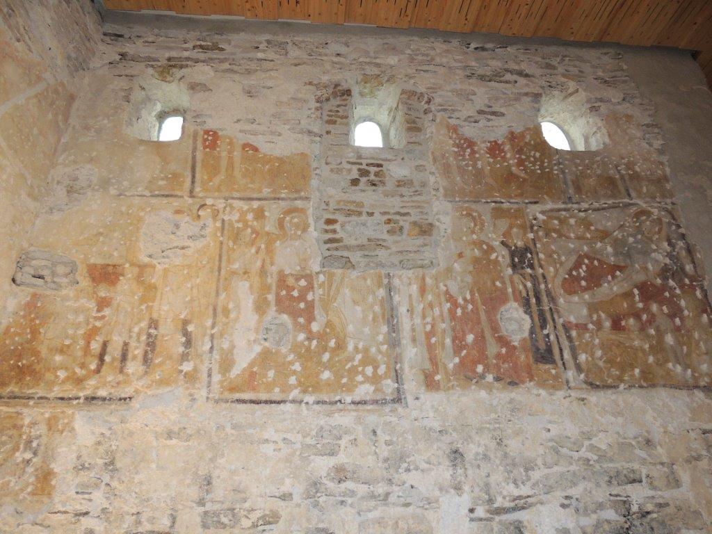 Fragmenty Mariánskeho  cyklu na  južnej stene lode  pred tmelením