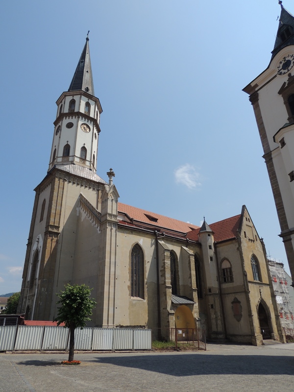 Západná časť južnej fasády so schodiskom pred obnovou
