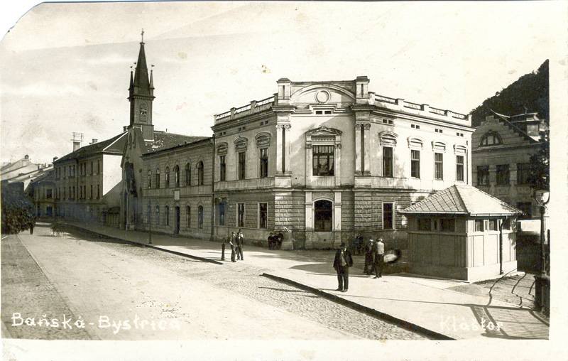 02 – Banská Bystrica - hlavná fasáda kostola sv. Alžbety Uhorskej v Banskej Bystrici na dobovej fotografii, kde je zachytená architektúra vežičky, prevzaté: profila.hu