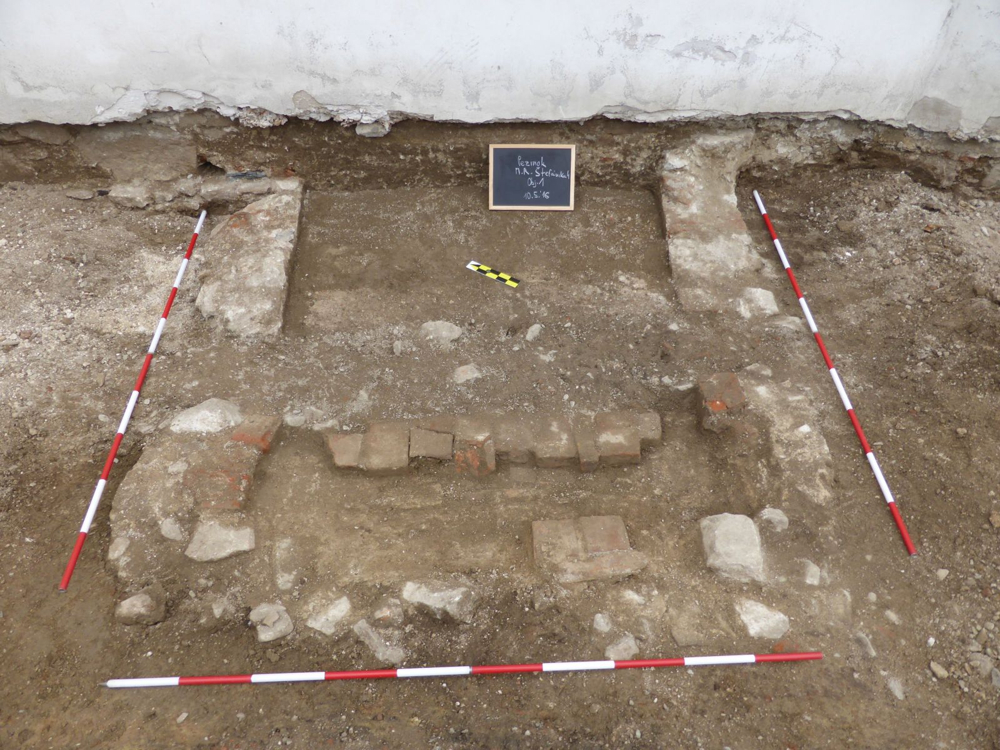 Odkrytá tehlová murovaná konštrukcia identifikovaná ako zaniknutý predsunutý vchod do pivnice do budovy Malokarpatského múzea