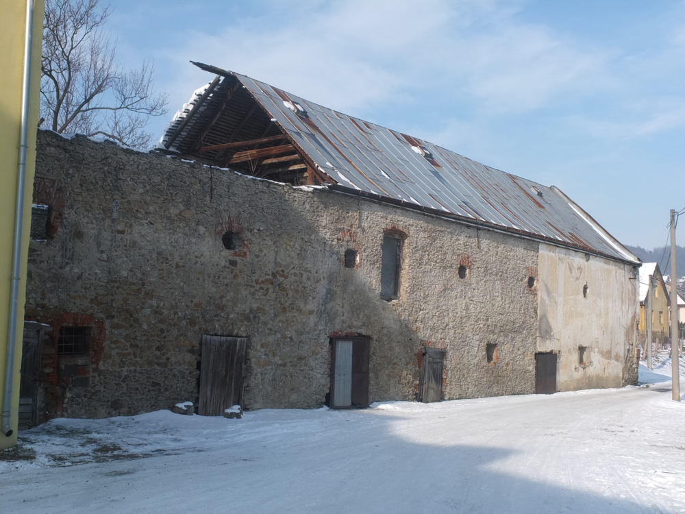 Severné krídlo kaštieľa vo Finticiach - sýpka pred obnovou