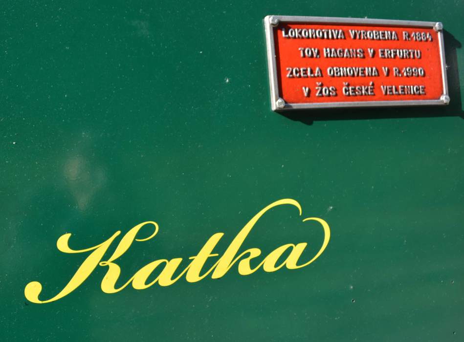 02 – Parná lokomotíva Katka – meno a označenie, foto: J. Gembický, KPÚ Košice