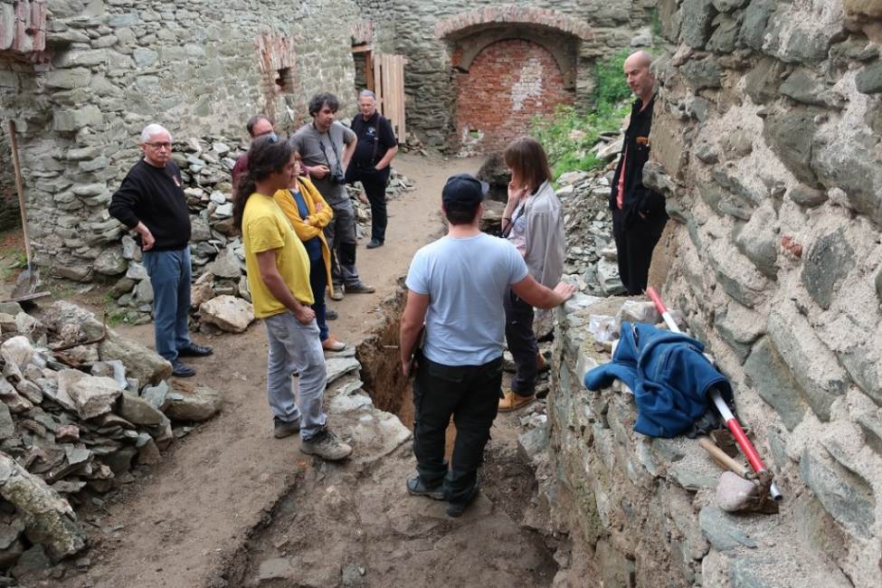 09 – Archeologický výskum v mieste výkopu pre kanalizáciu naprieč hradom v roku 2019, foto: Eva Šmelková, Edit Máriássy Boczeková