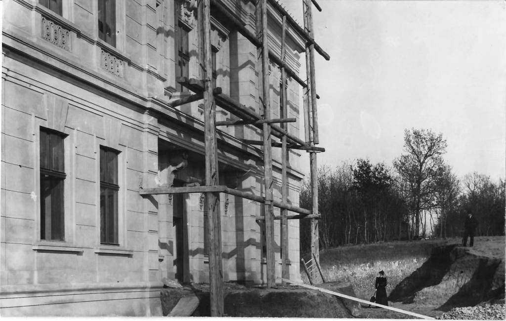 Historická fotografia – kaštieľ vo výstavbe (1894-1895)