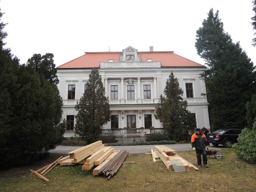 Pohľad na kaštieľ po obnove strechy a okien