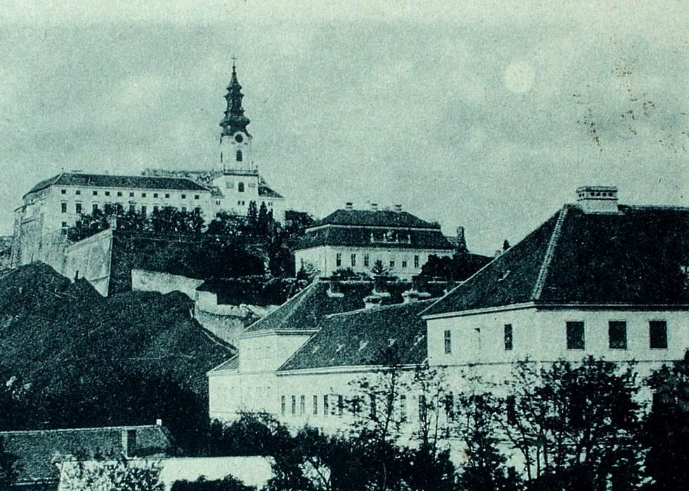 02 – Panoráma nitrianskeho Horného mesta s Veľprepoštským palácom (v strede) pri pohľade z juhu, prelom 19. a 20. storočia, zdroj: archív KPÚ Nitra