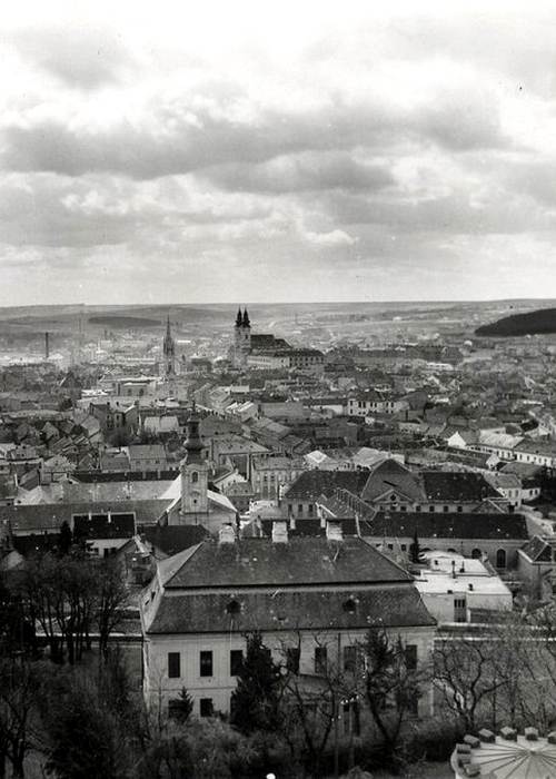 05 – Pohľad na Veľprepoštský palác z veže Nitrianskeho hradu, v pozadí Dolné mesto, pravdepodobne prelom 30. – 40. rokov 20. storočia, zdroj: archív KPÚ Nitra