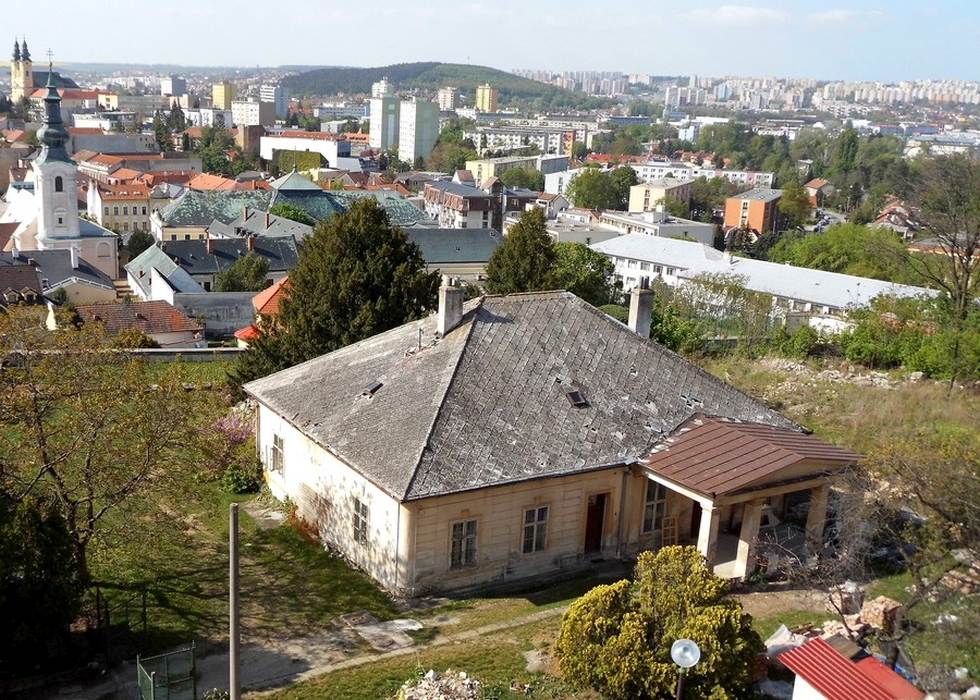 06 – Zachovaná časť Veľprepoštského paláca pri pohľade z juhovýchodného bastiónu Nitrianskeho hradu, rok 2019, foto: Ing. arch. Rudolf Viršík, PhD., KPÚ Nitra