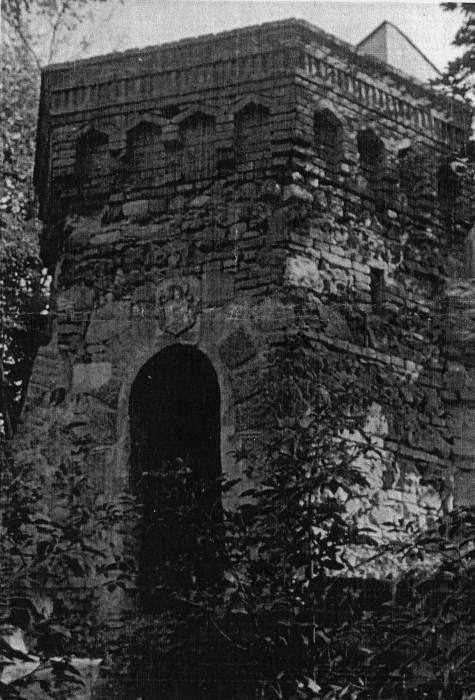 03_historická fotografia neznámeho autora (Gyulu Vágovitsa), stav bašty asi 50-te roky 20.storočia, zdroj: Štátny archív Nitra, pobočka NZ, repro. Peter Ranto