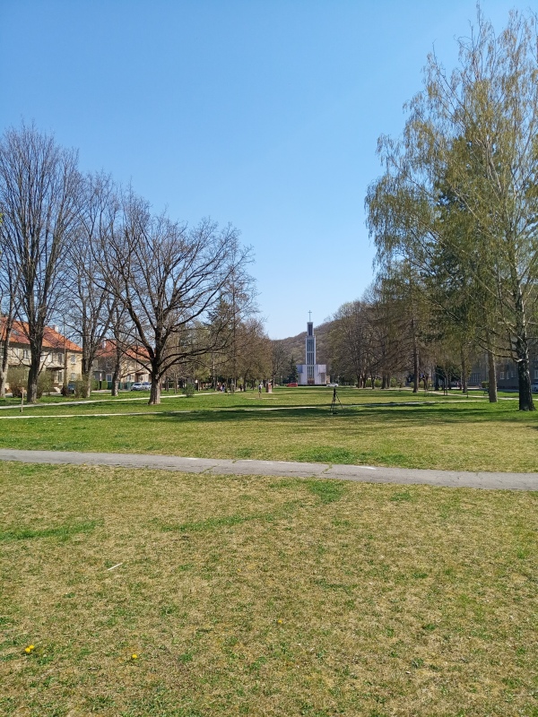 Priehľad ako súčasť námestia a života mesta, ktorému mala budova zabrániť, foto: A.Jurišová, KPÚ Nitra