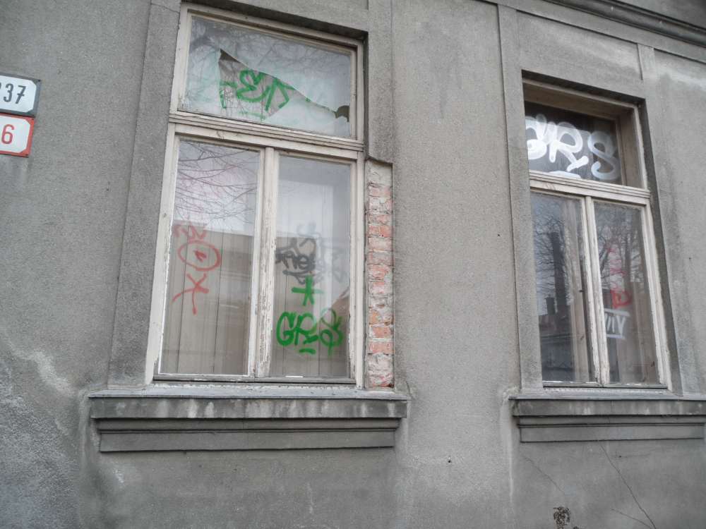 01 – PZ Nitra, rodinný dom - Pohľad na fasádu s oknami pred obnovou