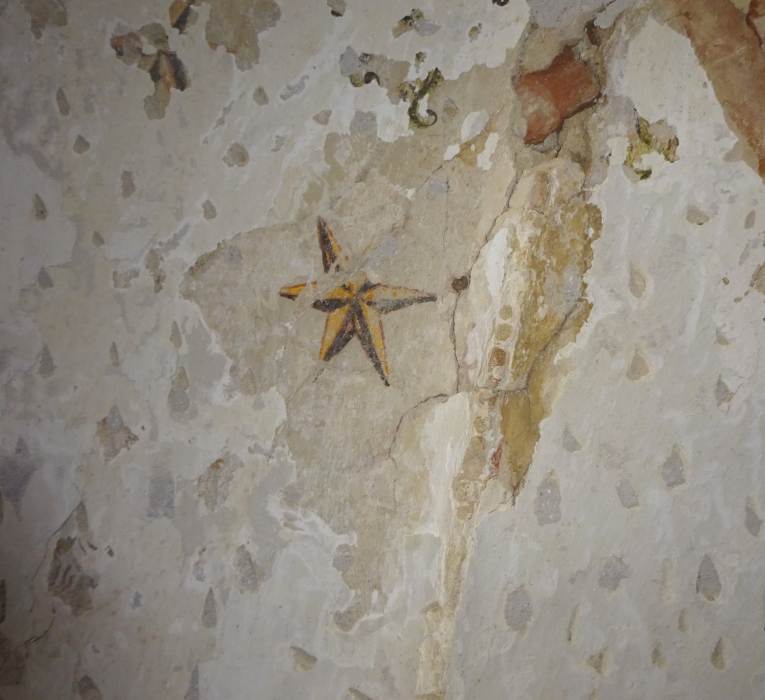 05 – Detail nástennej maľby s hviezdou a plastickým perlovcom, foto: R. Žemberová, KPÚ Trnava