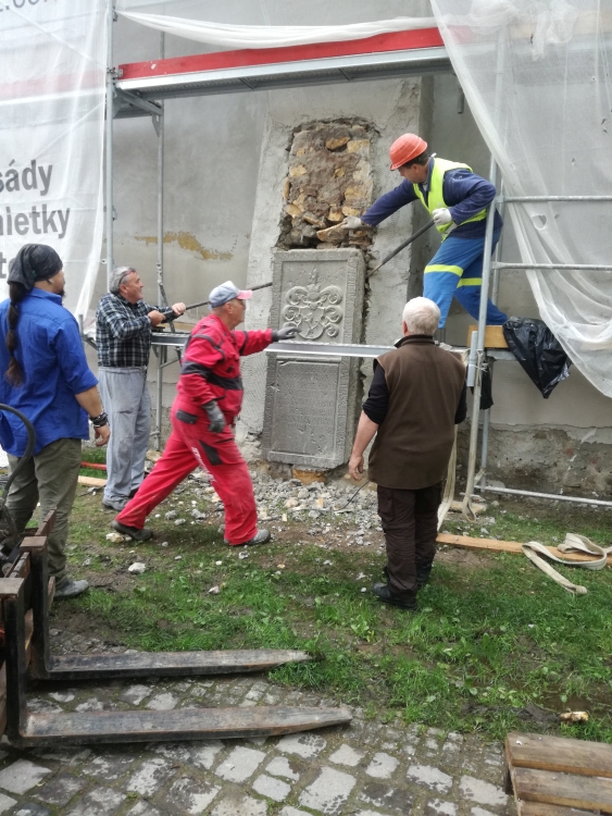 06 – Vyberanie epitafu Jána Olaza Balthazara Horwatha, zdroj: archív KPÚ Prešov