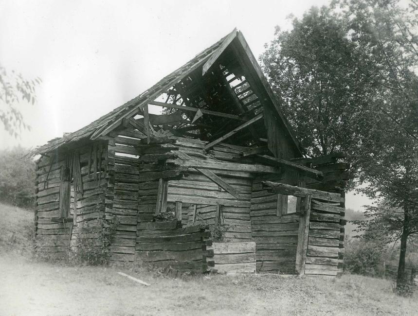 Dlhoňa (okr.Svidník), cerkev z roku 1922 po ťažkom poškodení v jeseni 1944; foto Hilda Ruttkayová, 1957. Zdroj: Archív PÚ SR (3.410)