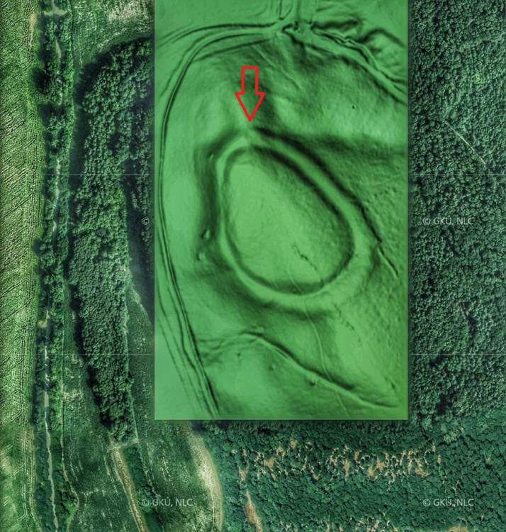 04 – LIDAR-ový snímok lokality s vyznačeným vstupom do hradiska, Zdroj: © GKÚ, NLC; upravené