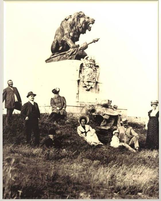 02 – Spomienkový stĺp bol v roku 1896 nahradený bronzovým levom na kamennom podstavci, pri príležitosti milénia Uhorského štátu; historická fotografia pamätníka. Archív KPÚ Nitra