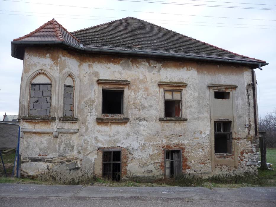 03 – Kaštieľ Vysočany, pohľad na SV fasádu s nárožným vežičkovým rizalitom, súčasné situovanie 
objektu pod niveletou blízkej cesty, foto: KPÚ Trenčín
