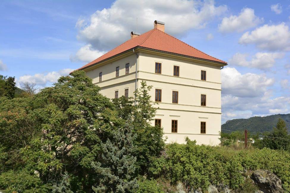 Žarnovica, Horný kaštieľ, stav po obnove fasád, rok 2019, zdroj: Mesto Žarnovica