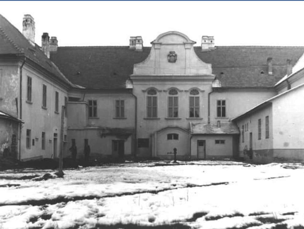 03 – Nádvorie kaštieľa so studňou, historická fotografia z roku 1954; zdroj: archív KPÚ Nitra