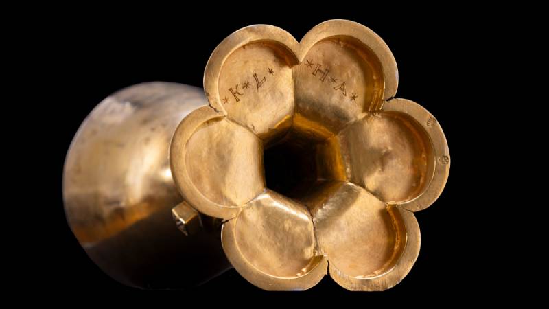  Detail gotického kalicha z 15. storočia. Nález bol ocenený výročnou cenou za rok 2023 Zdroj: archív Krajského múzea v Prešove – Kaštieľa Hanušovce (foto: P. Minár)